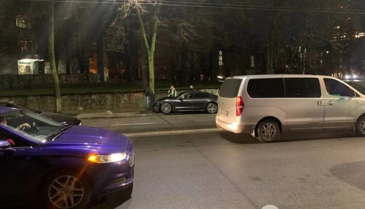 У Києві в ДТП потрапив новітній електроспорткар Porsche за 4,6 мільйона (ФОТО)