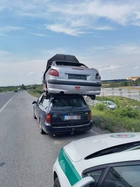 Автомобильный «бутерброд»: cеть взорвало фото c «двухэтажным» автомобилем (ФОТО)