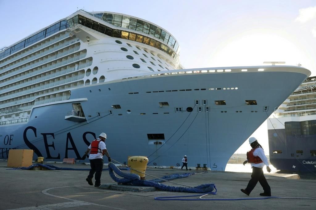 dock workers tie the royal caribbean s odyssey Економічні новини