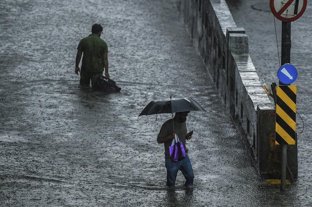 seasonal monsoon rains hit mumbai on wednesday bringing Економічні новини