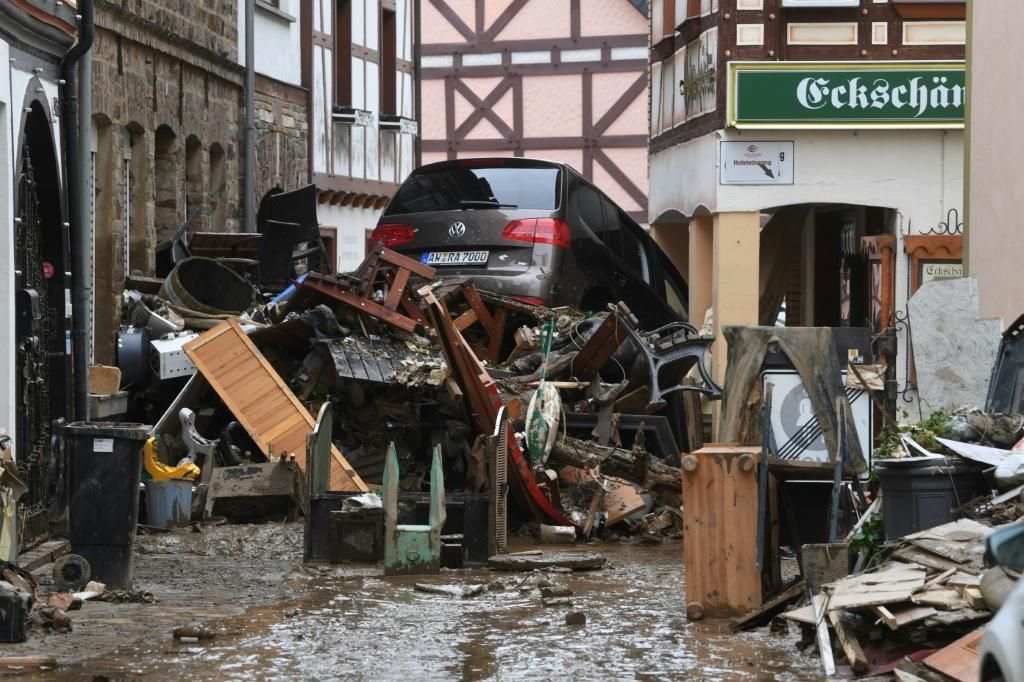 debris and a damaged car pile up in Економічні новини