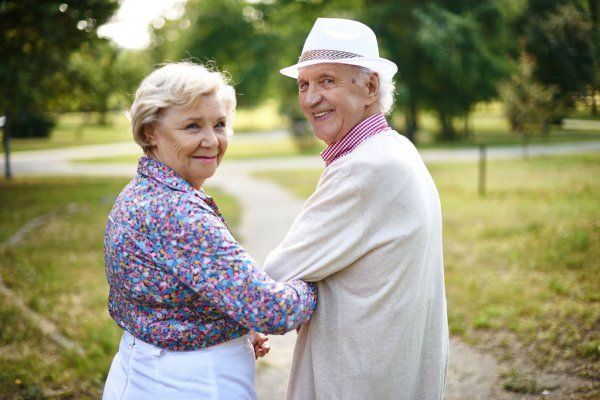 depositphotos 79707942 stock photo happy senior couple in park Економічні новини