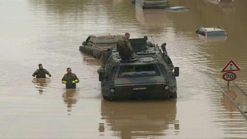 images germany soldiers use armoured vehicles to tow Економічні новини