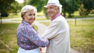 depositphotos 79707942 stock photo happy senior couple in park Економічні новини