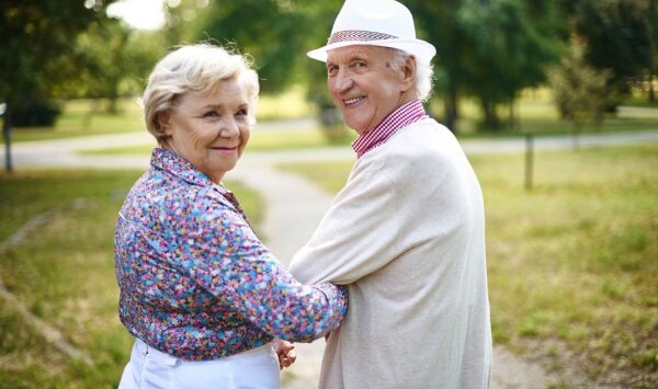 depositphotos 79707942 stock photo happy senior couple in park Економічні новини