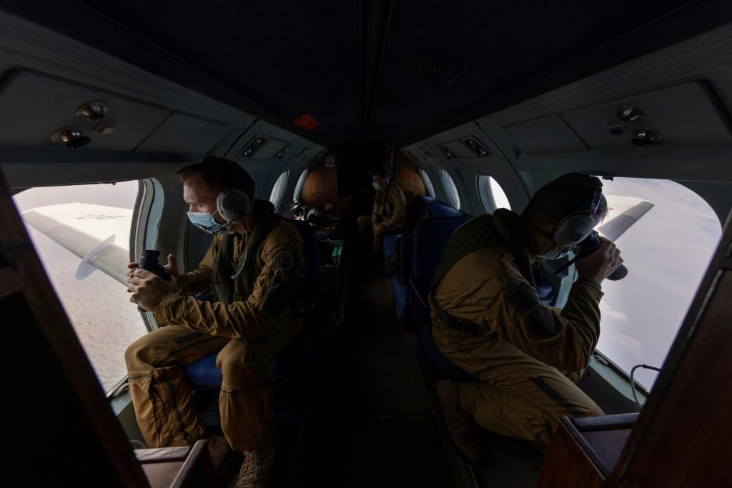 flying above the yellow sea between korea and Економічні новини