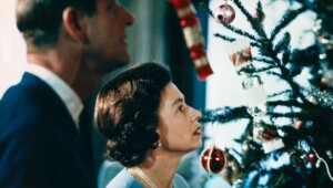 0 queen elizabeth and prince philip looking at christmas tree Економічні новини