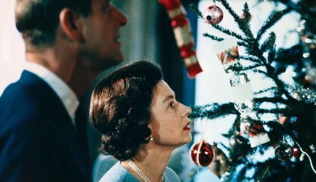 0 queen elizabeth and prince philip looking at christmas tree Економічні новини