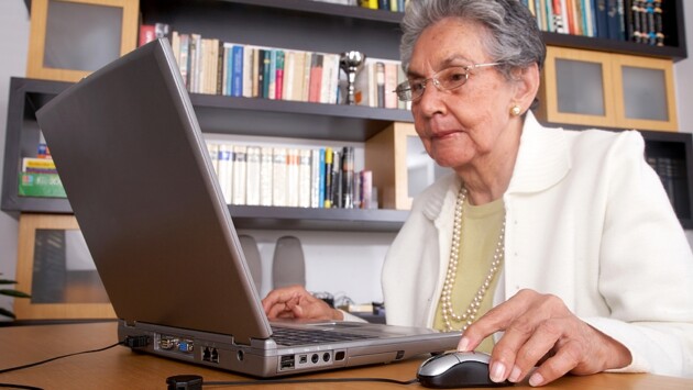 1427269292 bigstock eldery woman on a laptop 3193474 Економічні новини - головні новини України та світу