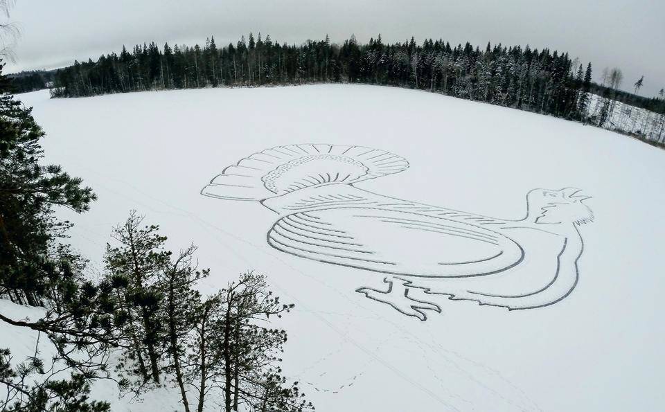 На льду финского озера появился рисунок огромной лисицы. ФОТО