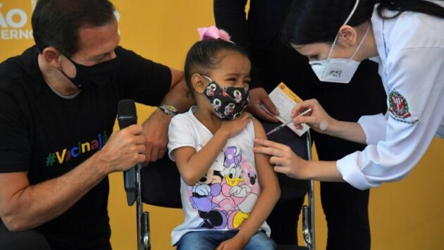 a child receives a covid 19 vaccine in 1 Економічні новини