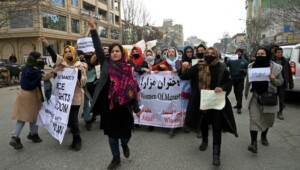 afghan women chant slogans and hold banners during Економічні новини