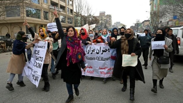 afghan women chant slogans and hold banners during Економічні новини