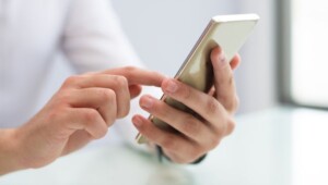 close up of male hands using smartphone 1 650x410 1 Економічні новини