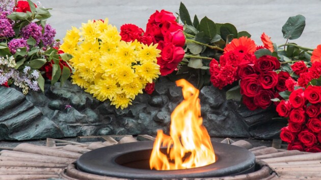 laying flowers 15 of 15 Економічні новини