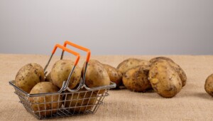 potato in supermarket.jpg.pagespeed.ce .w7xvmtqiau Економічні новини - головні новини України та світу