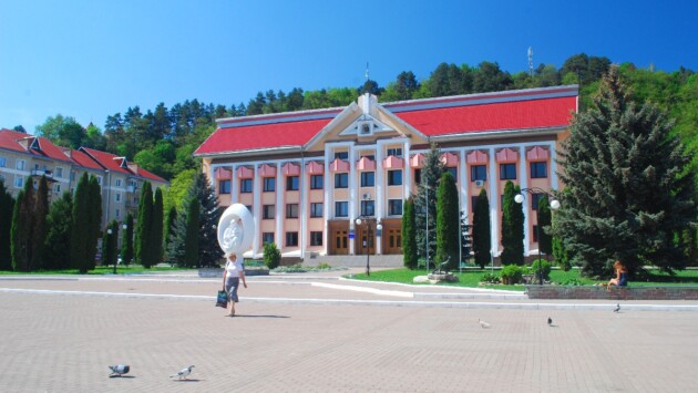 kosiv city hall and regional administration 1199x803 Економічні новини - головні новини України та світу