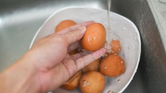 wash eggs hand washing eggs bowl Економічні новини - головні новини України та світу