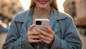 close up smiley woman holding phone 650x410 Економічні новини - головні новини України та світу