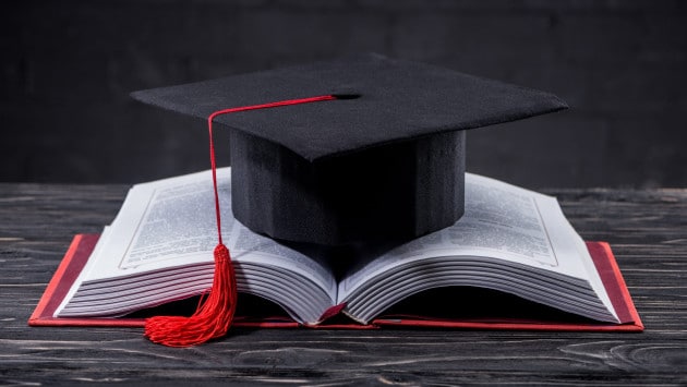 open book with graduation cap on Економічні новини - головні новини України та світу