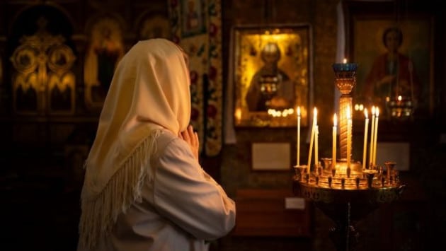 people lighting candles church c Економічні новини - головні новини України та світу