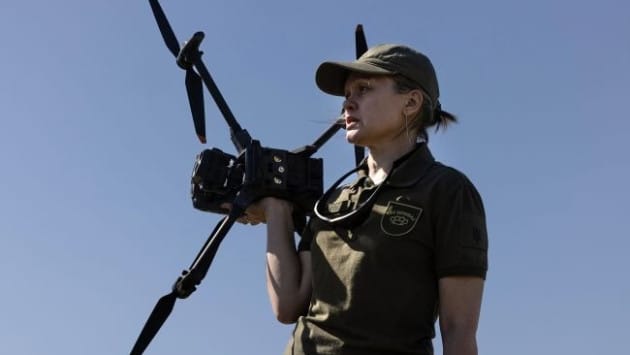 viyskova zhinka dron rozvidka b Економічні новини - головні новини України та світу