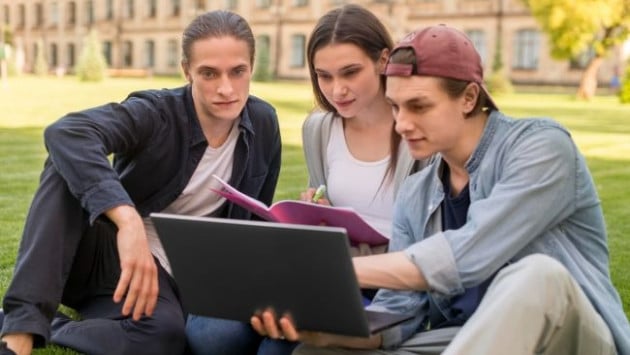 group teenagers discussing unive Економічні новини - головні новини України та світу