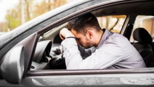 young man sitting in car very up Економічні новини - головні новини України та світу