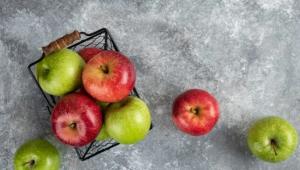 bunch fresh green red apples pla Економічні новини - головні новини України та світу