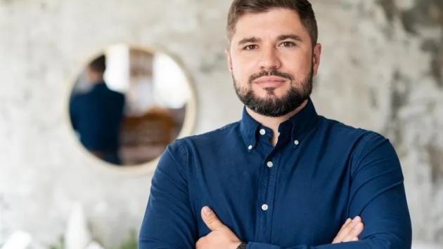 bearded man holding his arms cro Економічні новини - головні новини України та світу