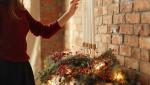 woman preparing christmas decora Економічні новини - головні новини України та світу