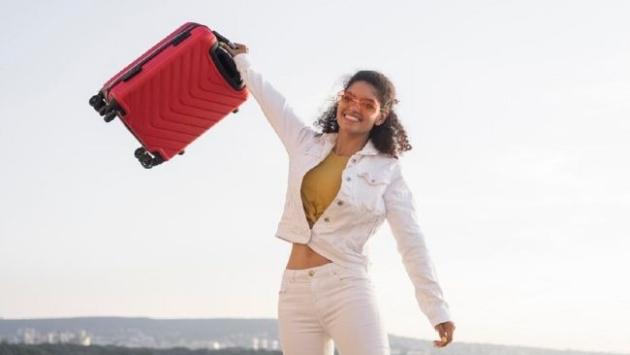 medium shot woman holding luggag Економічні новини - головні новини України та світу