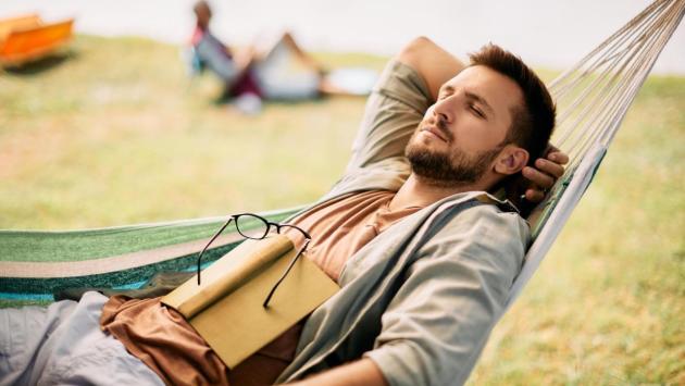 relaxed man takes nap hammock 97 Економічні новини - головні новини України та світу