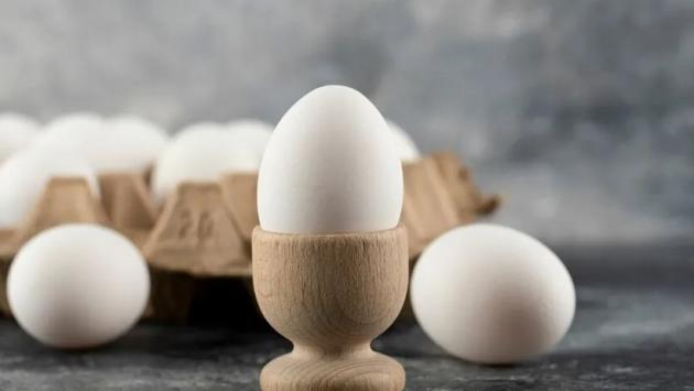 wooden eggcup with boiled chicke Економічні новини - головні новини України та світу