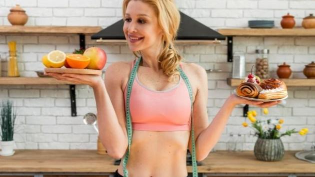 blond woman kitchen with fruits Економічні новини - головні новини України та світу