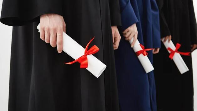 close up of university students Економічні новини - головні новини України та світу