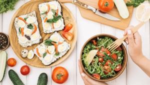 woman putting fork into salad Економічні новини - головні новини України та світу