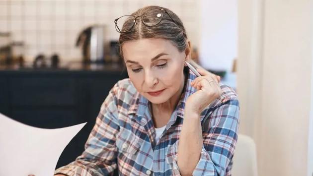 expressive senior female posing 2 Економічні новини - головні новини України та світу