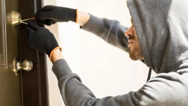 profile view man with hoodie try Економічні новини - головні новини України та світу