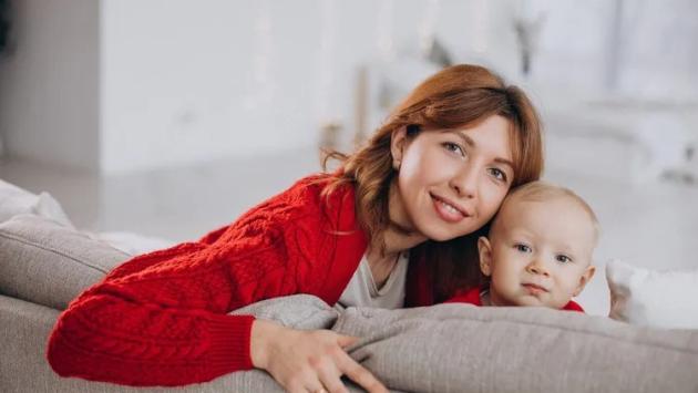 young mother with her baby son s Економічні новини - головні новини України та світу