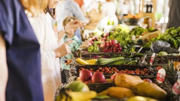 people buying vegetable stall ma Економічні новини - головні новини України та світу