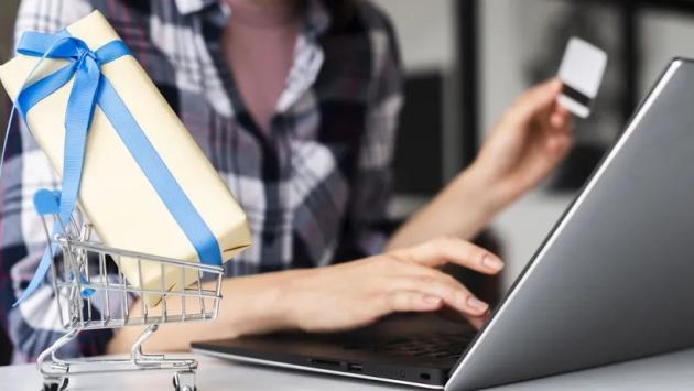 close up gift box mini shopping Економічні новини - головні новини України та світу