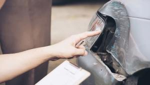 insurance agent working site car Економічні новини - головні новини України та світу