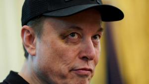 Маск синець під оком