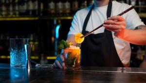 pab ofitsiant kokteyli freepik Економічні новини - головні новини України та світу