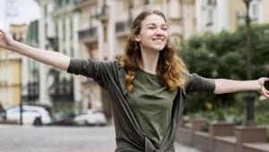 woman enjoying music Економічні новини - головні новини України та світу