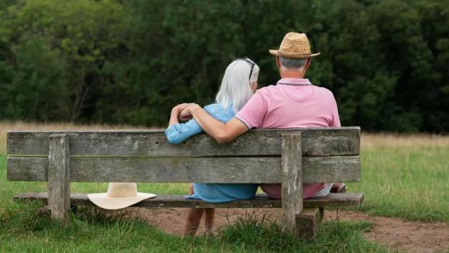 adorable senior couple sitting b Економічні новини - головні новини України та світу