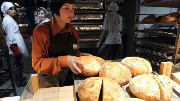 divchina vikladae na stelazh iz Економічні новини - головні новини України та світу