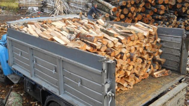 19mashina kolotyh drov na pogruzke Економічні новини - головні новини України та світу