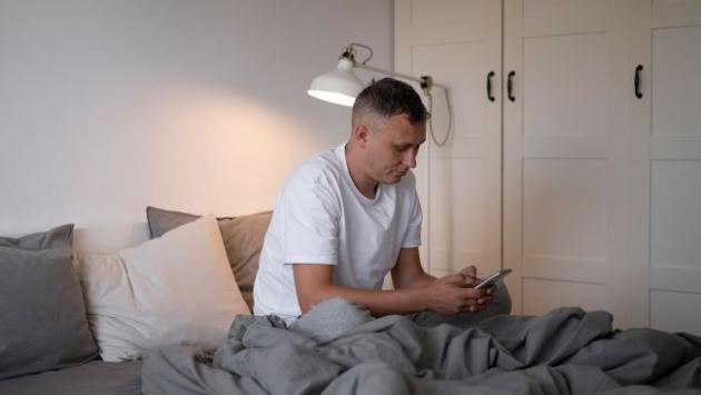 cholovik u lizhku lampa gorit Економічні новини - головні новини України та світу